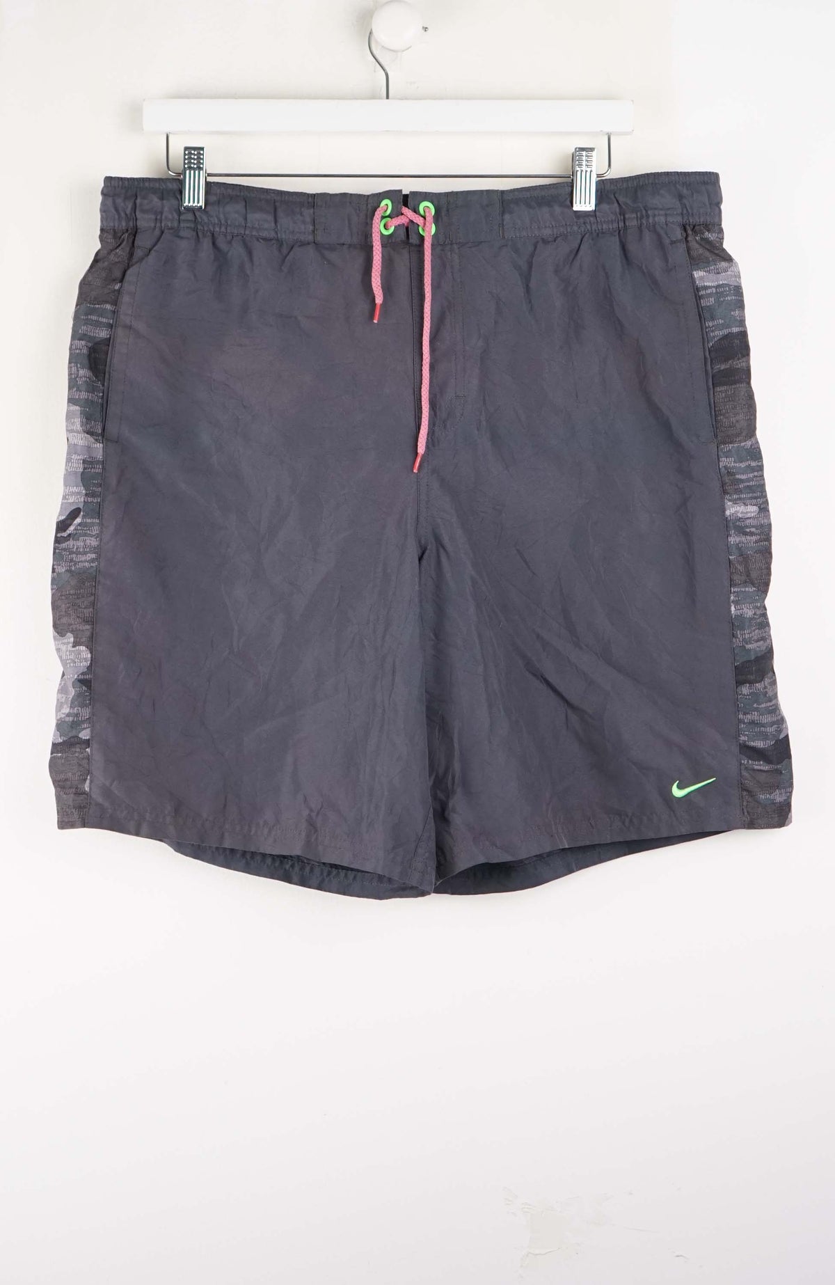 VINTAGE NIKE BOARD SHORTS W38