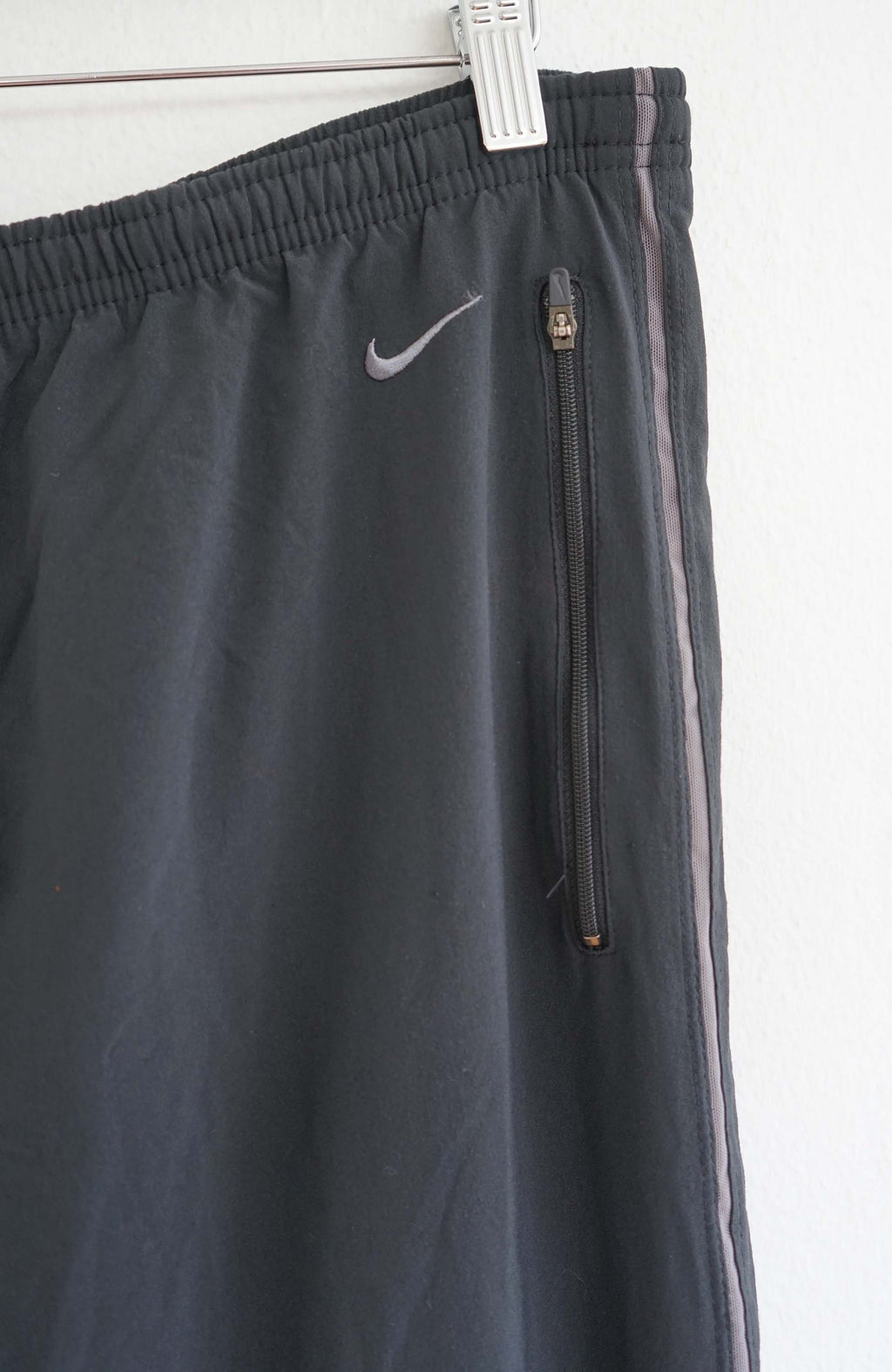 VINTAGE NIKE TRACK PANTS (S)