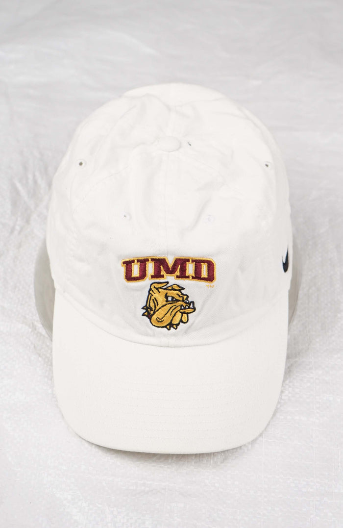 VINTAGE NIKE UMD HAT