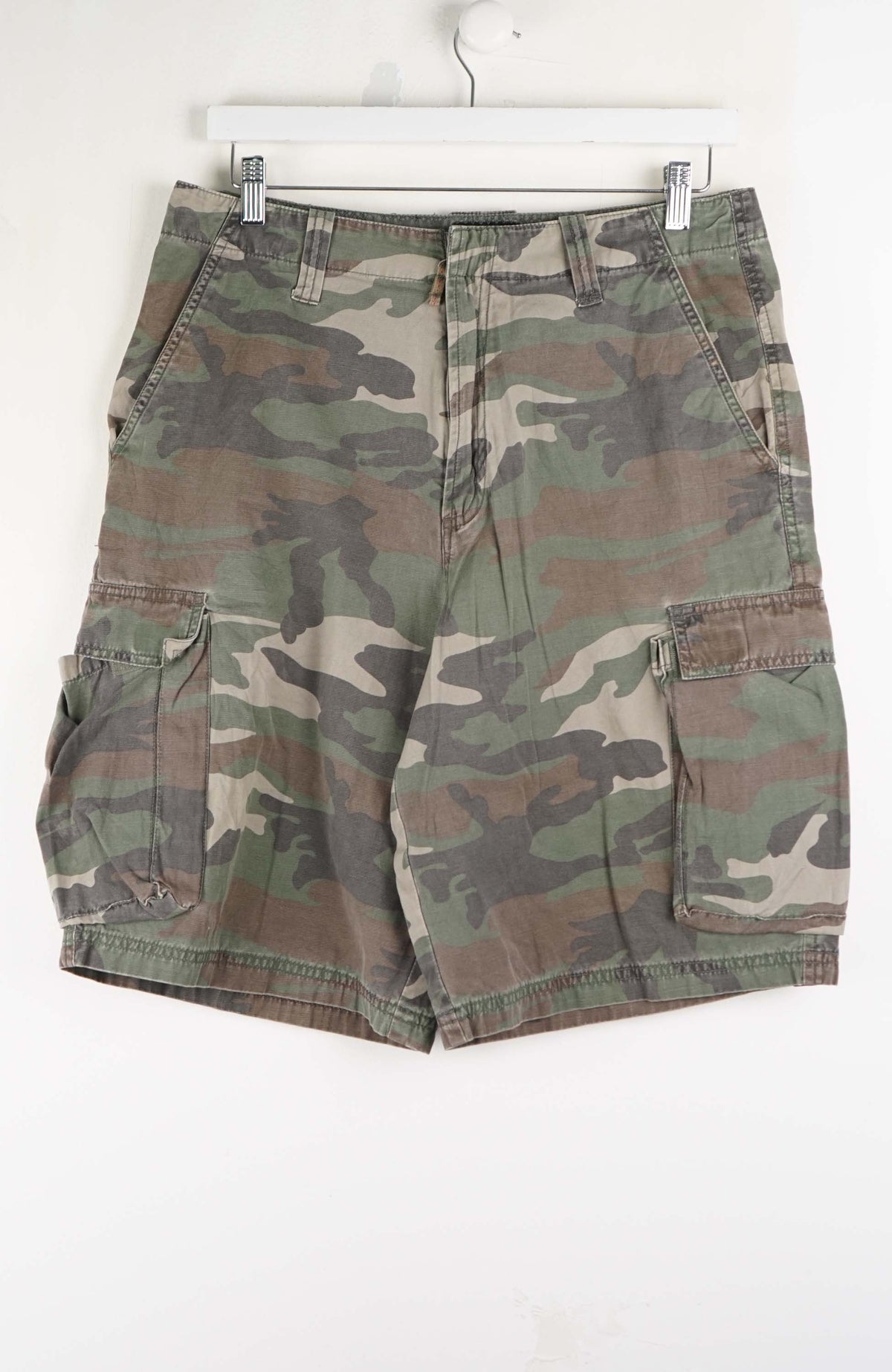 VINTAGE CAMO CARGO SHORTS W31