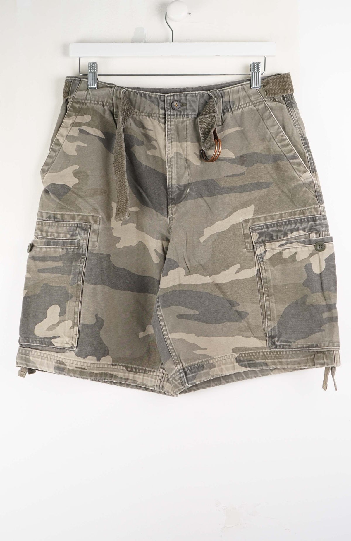 VINTAGE CAMO CARGO SHORTS W32