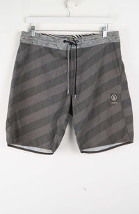 VINTAGE VOLCOM STONEYS BOARD SHORTS W33