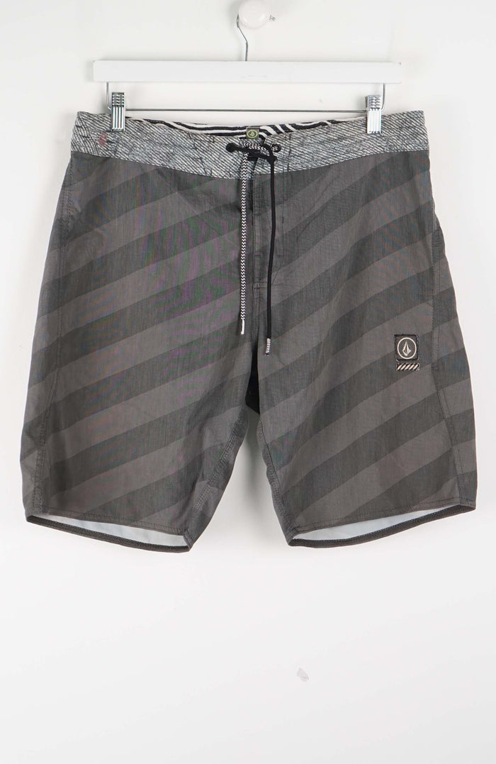 VINTAGE VOLCOM STONEYS BOARD SHORTS W33