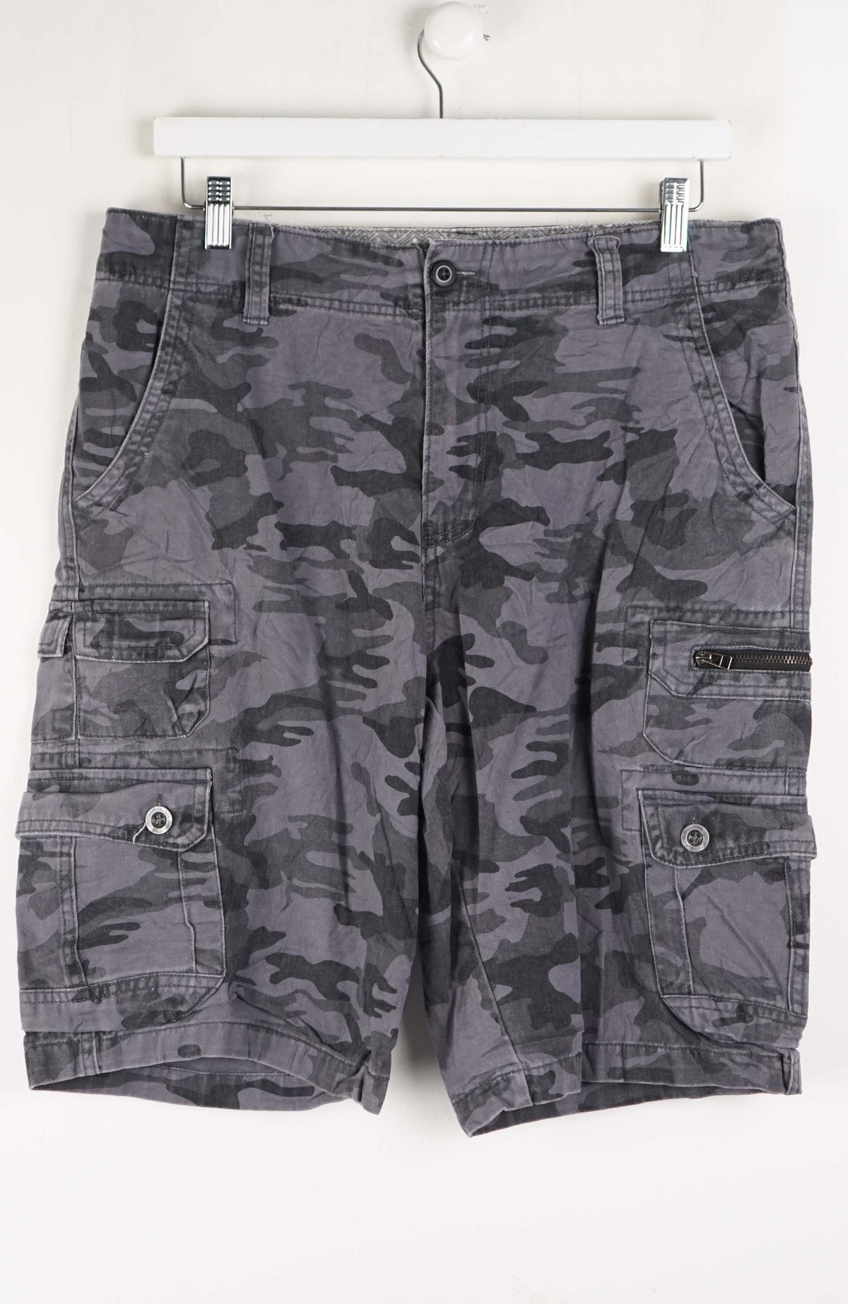 VINTAGE CAMO CARGO SHORTS W34