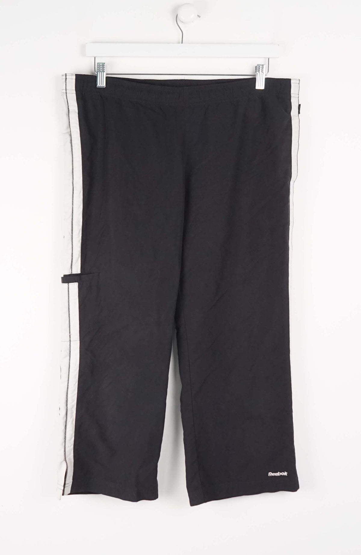 VINTAGE REEBOK 3/4 TRACK PANT SHORTS (L)