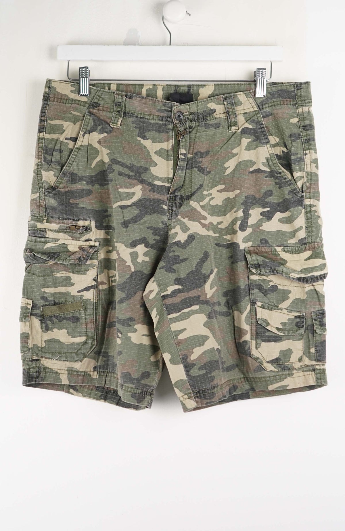 VINTAGE CAMO CARGO SHORTS W33