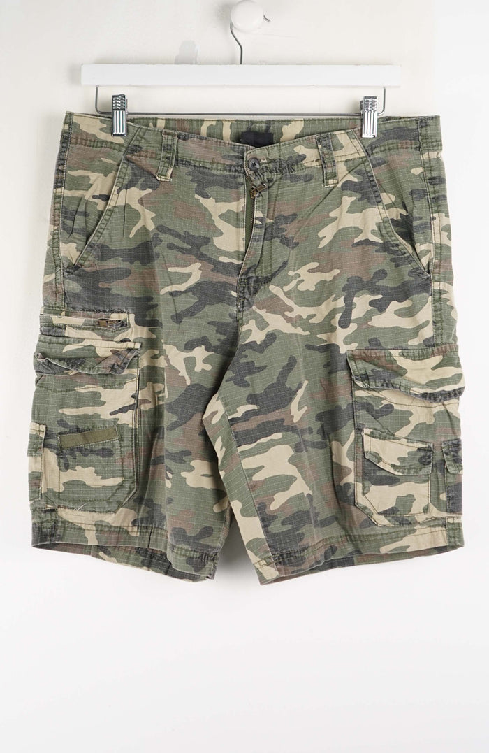 VINTAGE CAMO CARGO SHORTS W33