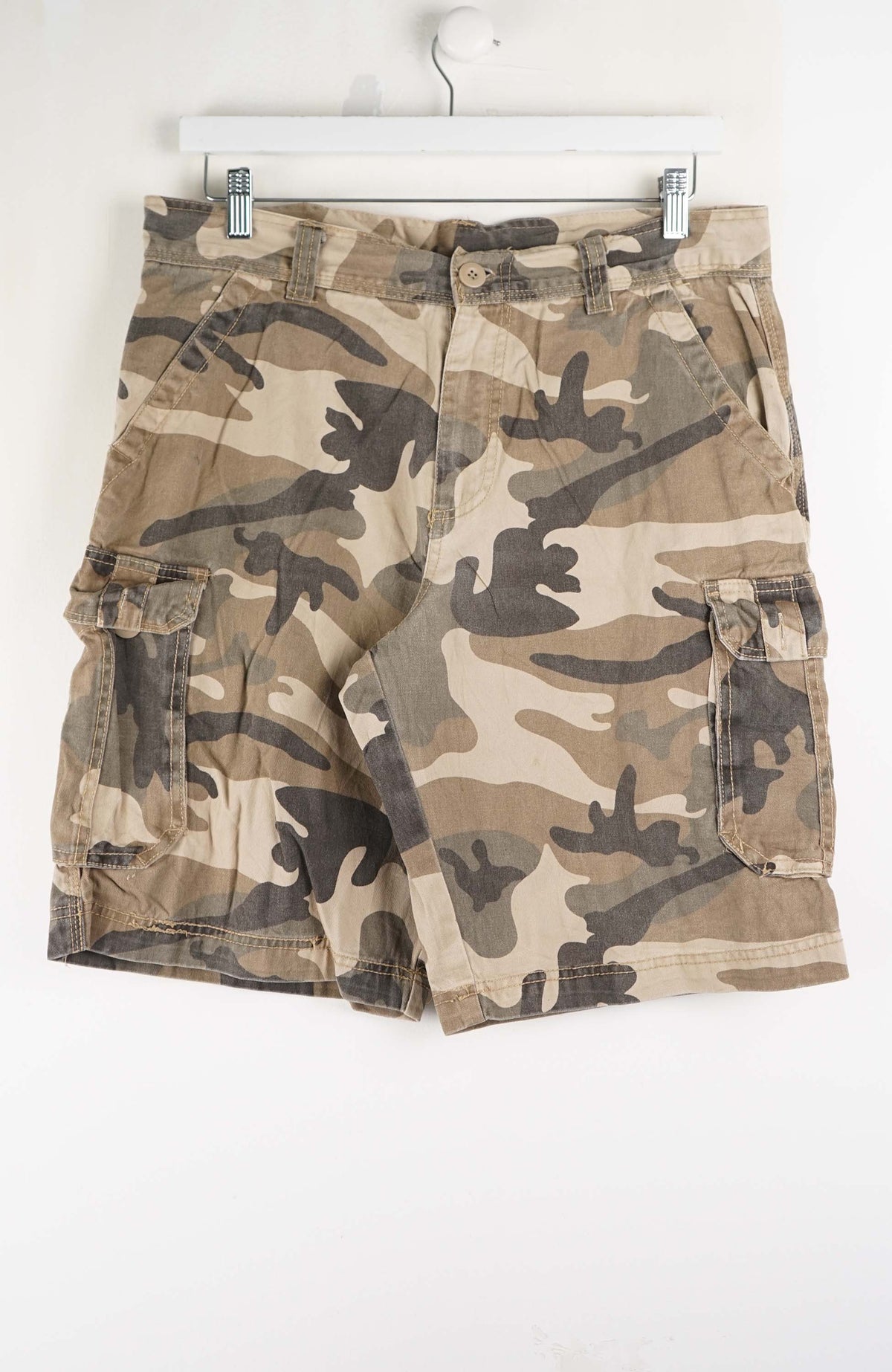 VINTAGE CAMO CARGO SHORTS W34