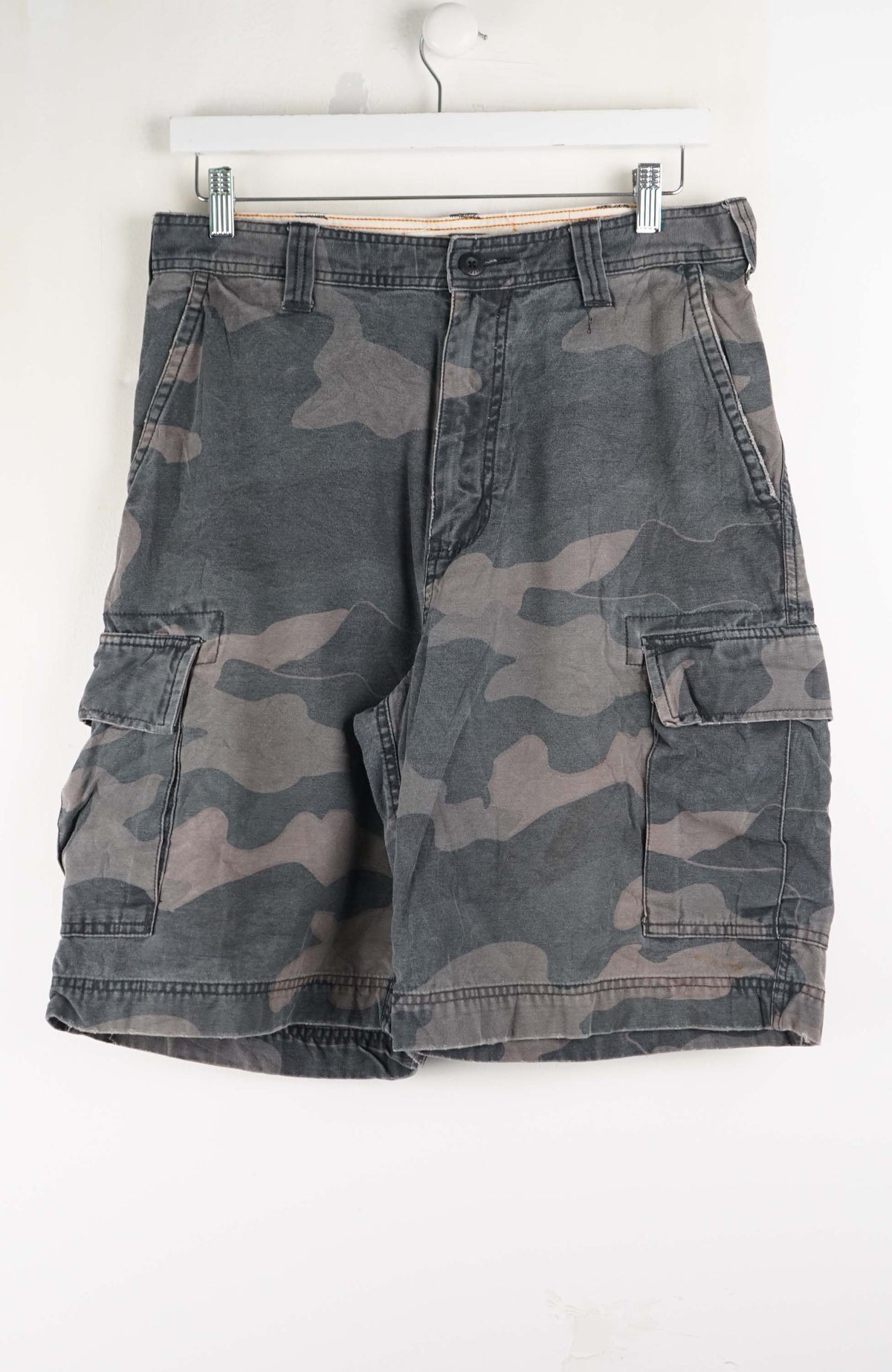 VINTAGE CAMO CARGO SHORTS W32