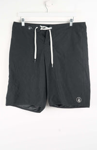 VINTAGE VOLCOM BOARD SHORTS W38