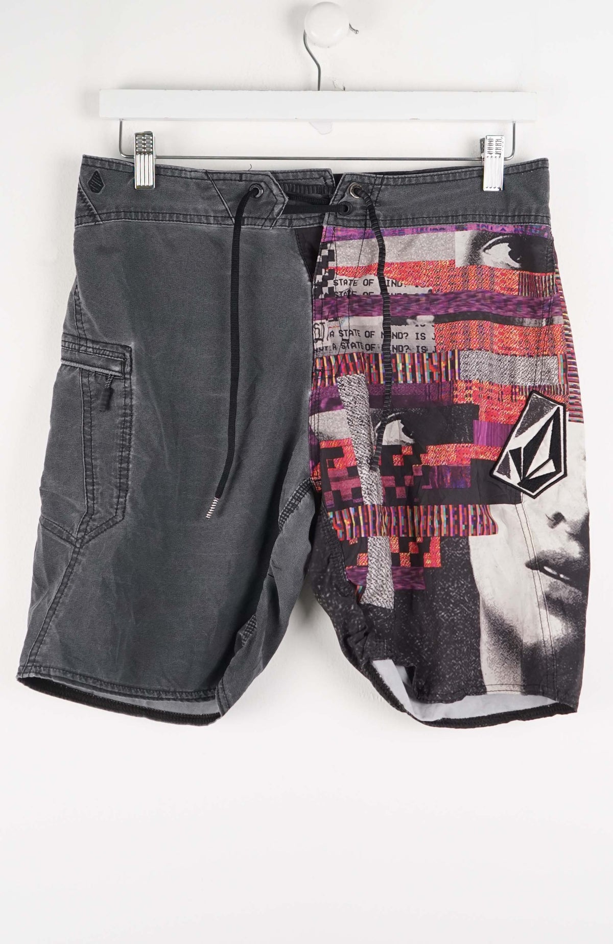 VINTAGE VOLCOM MOD-TECH BOARD SHORTS W30
