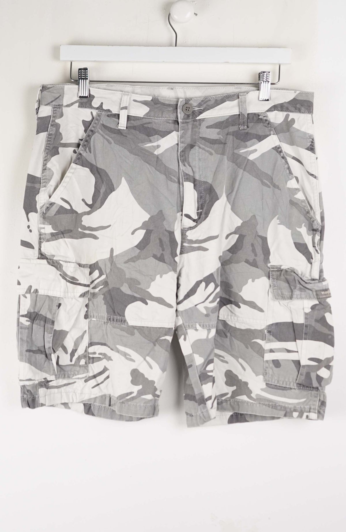 VINTAGE WRANGLER CAMO CARGO SHORTS W34