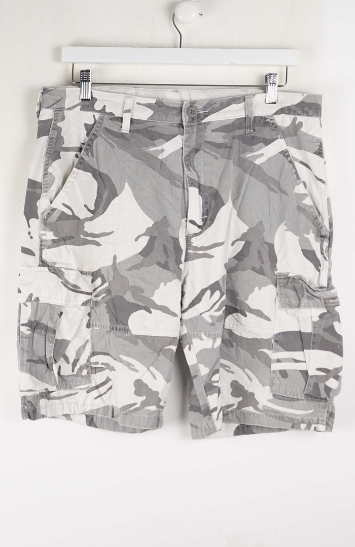 VINTAGE WRANGLER CAMO CARGO SHORTS W34