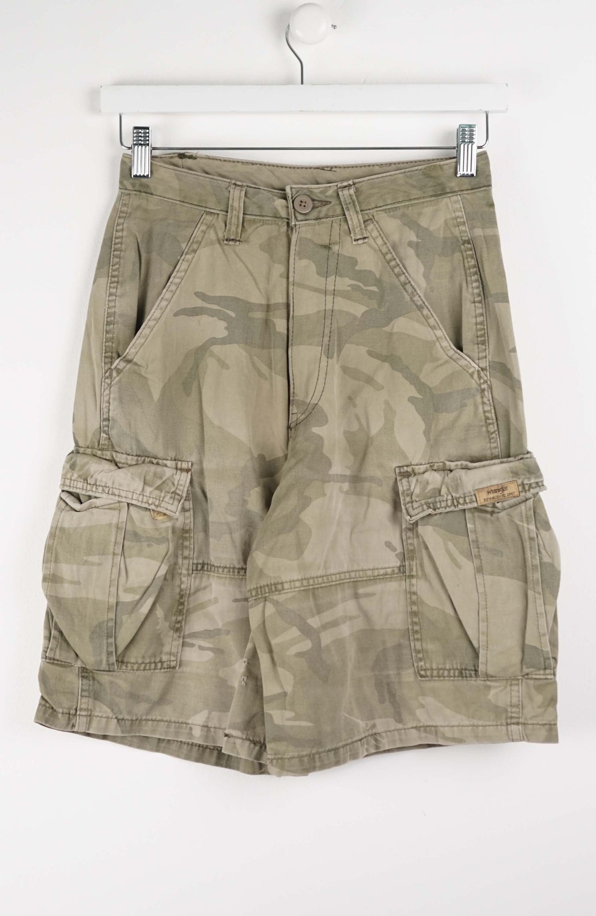 VINTAGE WRANGLER CAMO CARGO SHORTS W26