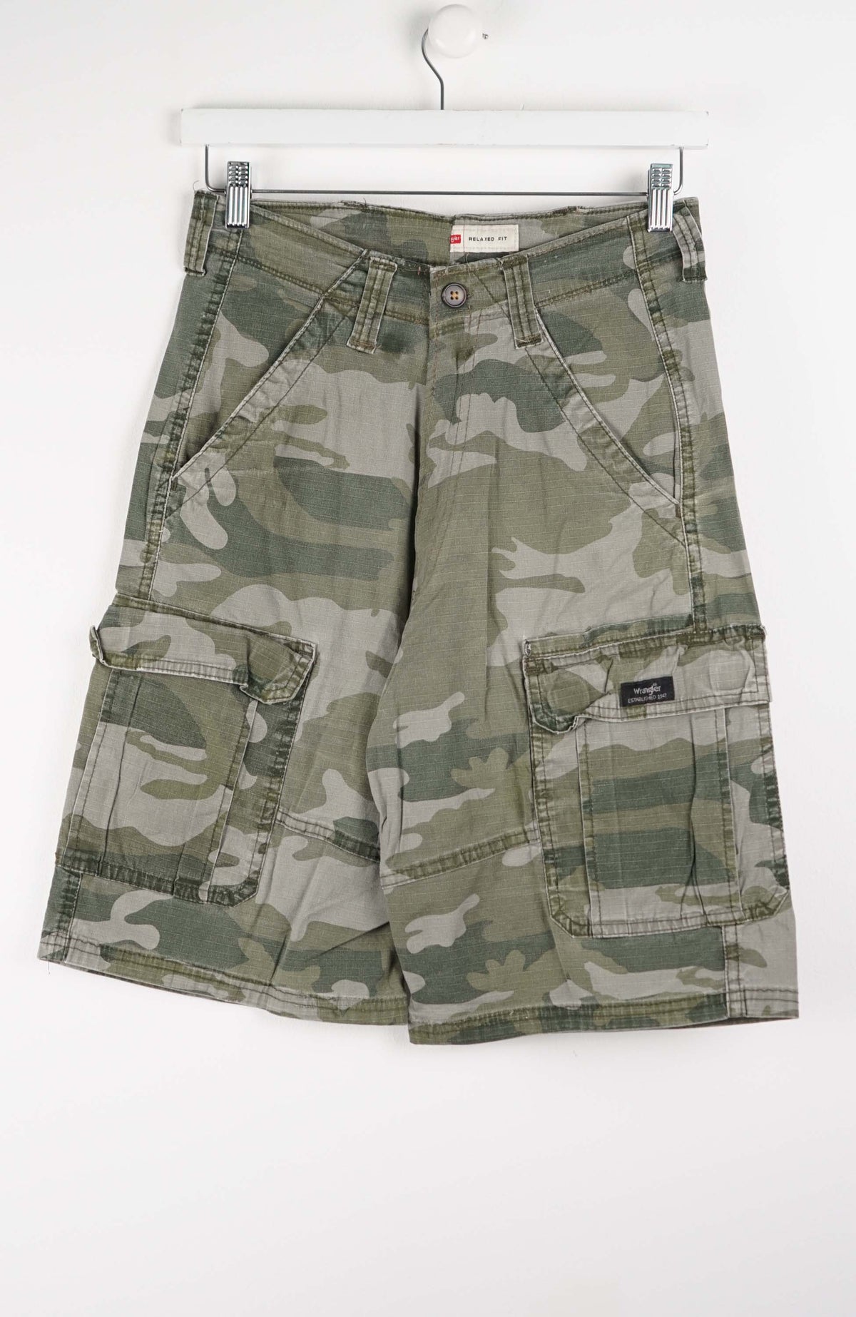 VINTAGE WRANGLER CAMO CARGO SHORTS W28