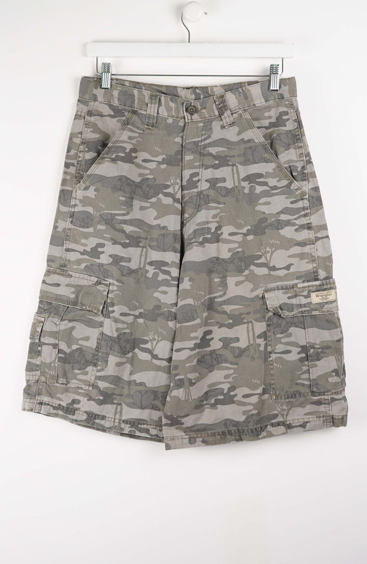 VINTAGE WRANGLER CAMO CARGO SHORTS W32