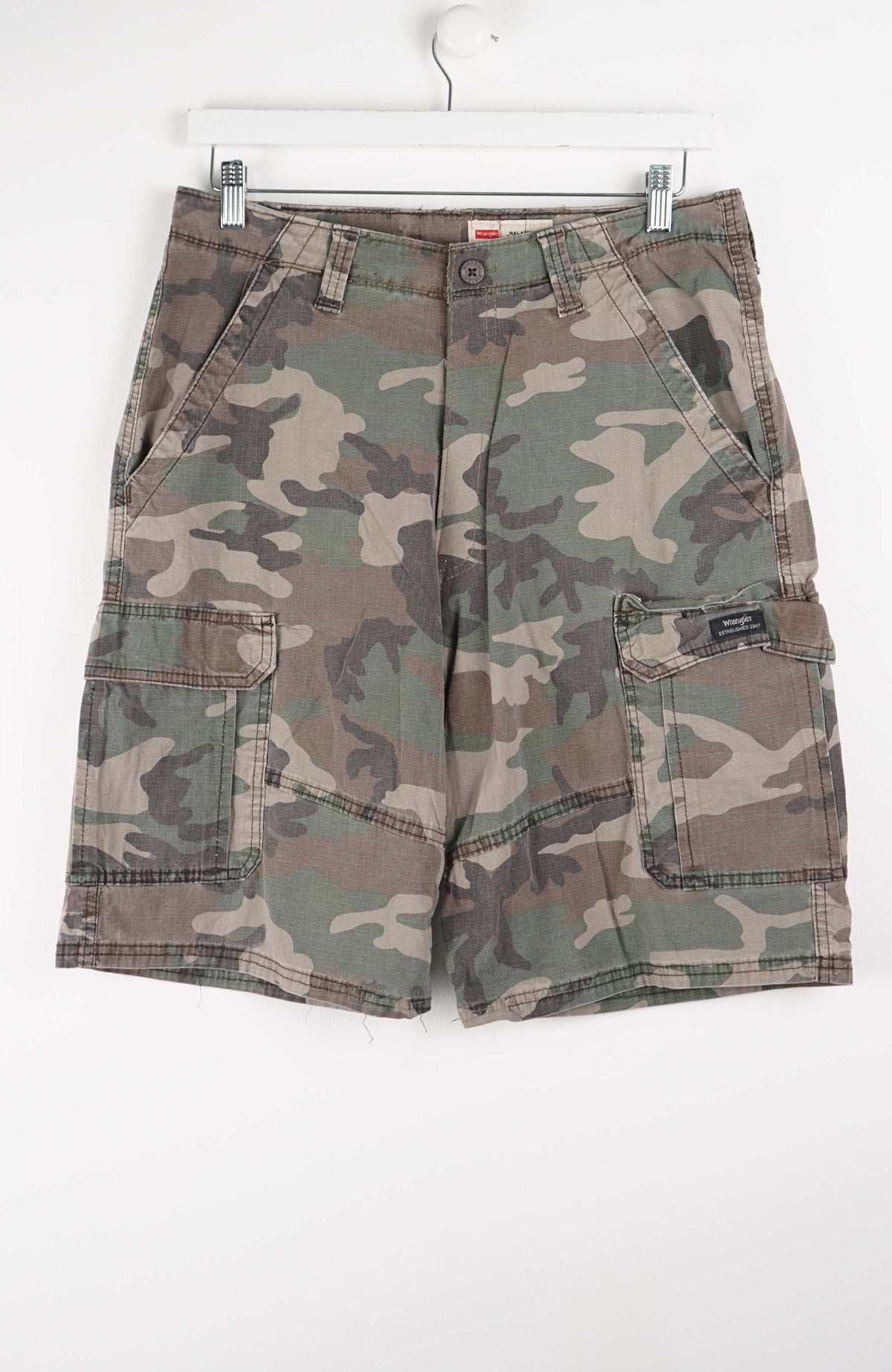 VINTAGE WRANGLER CAMO CARGO SHORTS W32