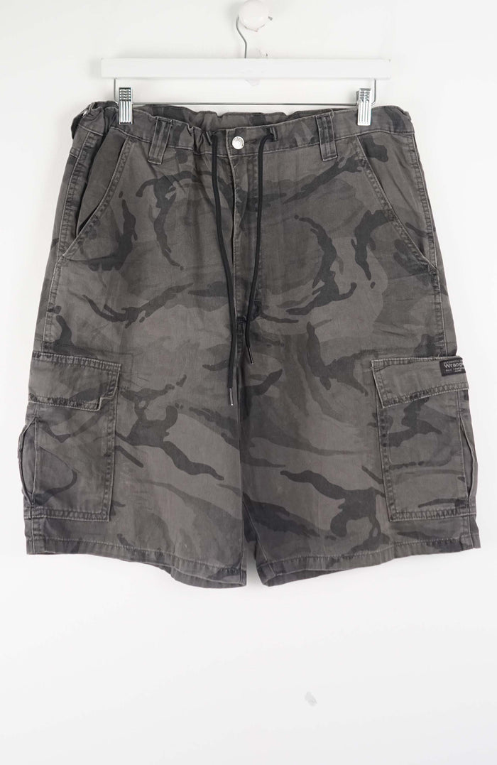 VINTAGE WRANGLER CAMO CARGO SHORTS W32