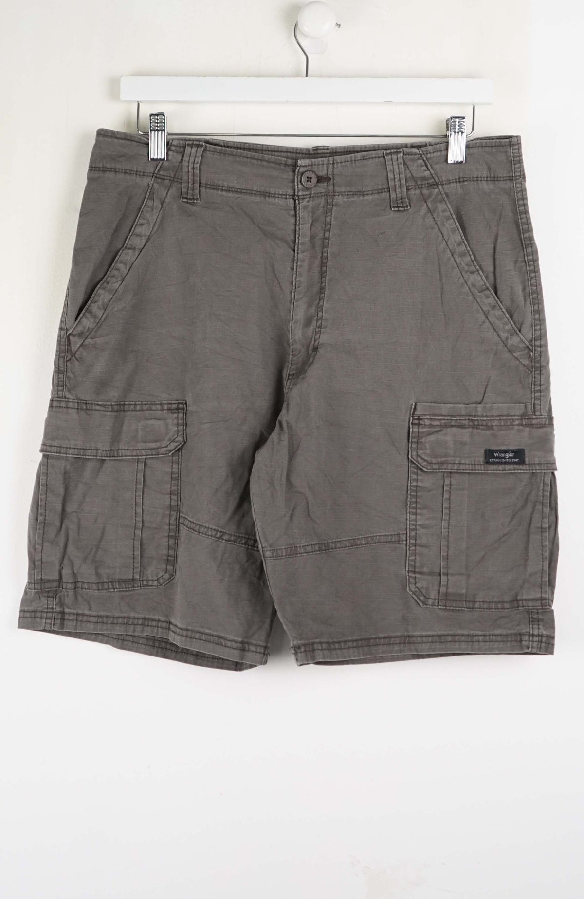 VINTAGE WRANGLER CARGO SHORTS W32