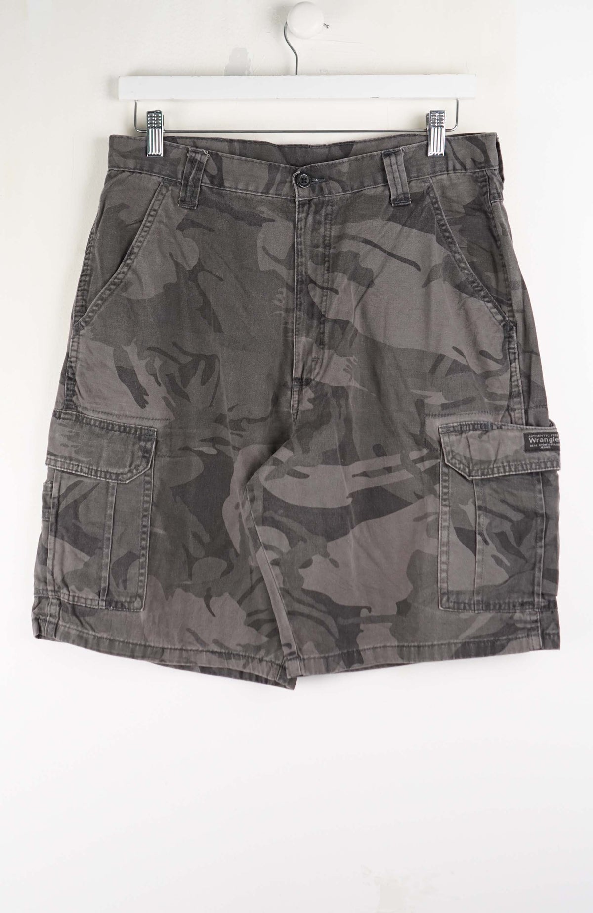 VINTAGE WRANGLER CAMO CARGO SHORTS W33