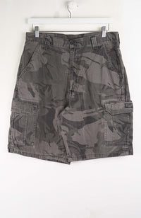 VINTAGE WRANGLER CAMO CARGO SHORTS W33