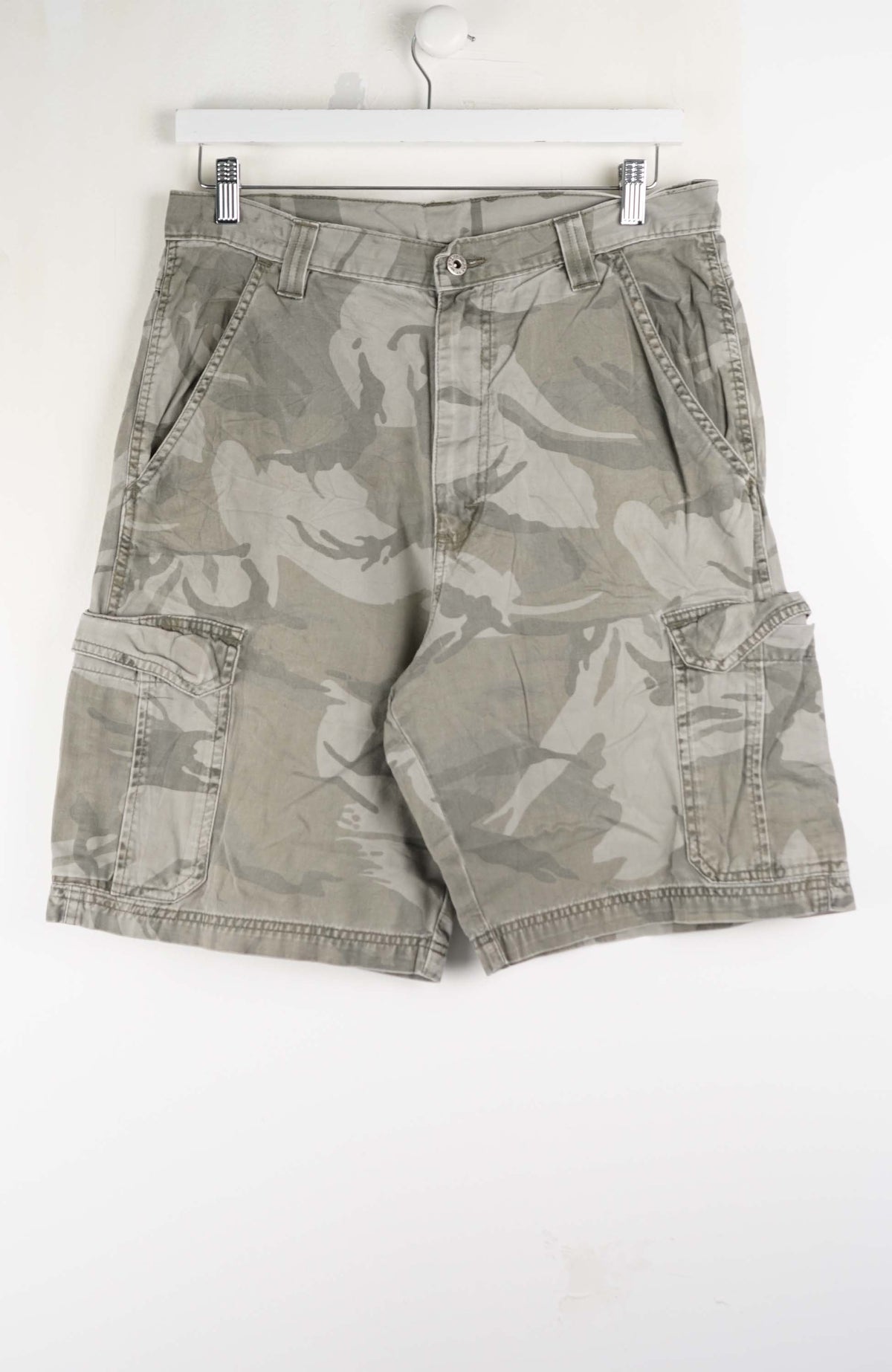 VINTAGE WRANGLER CAMO CARGO SHORTS W31