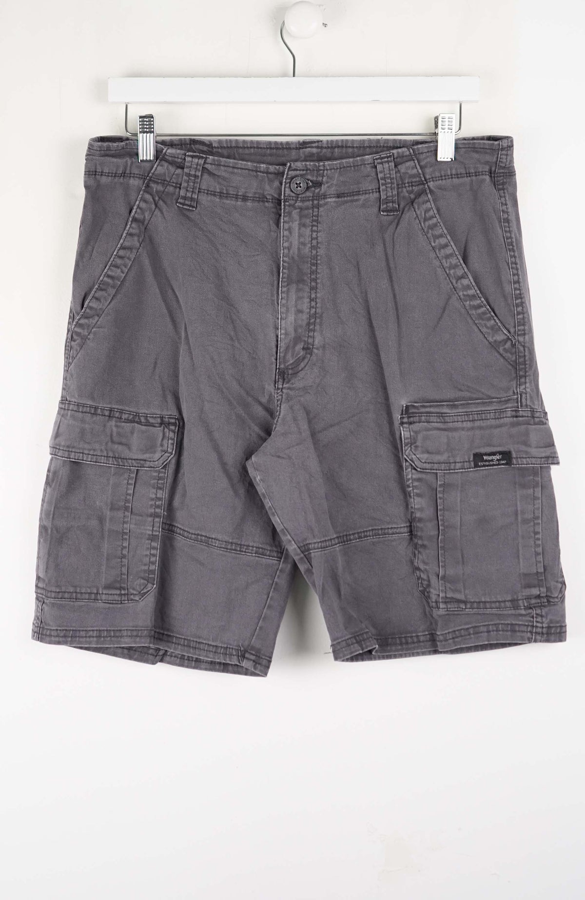 VINTAGE WRANGLER CARGO SHORTS W34