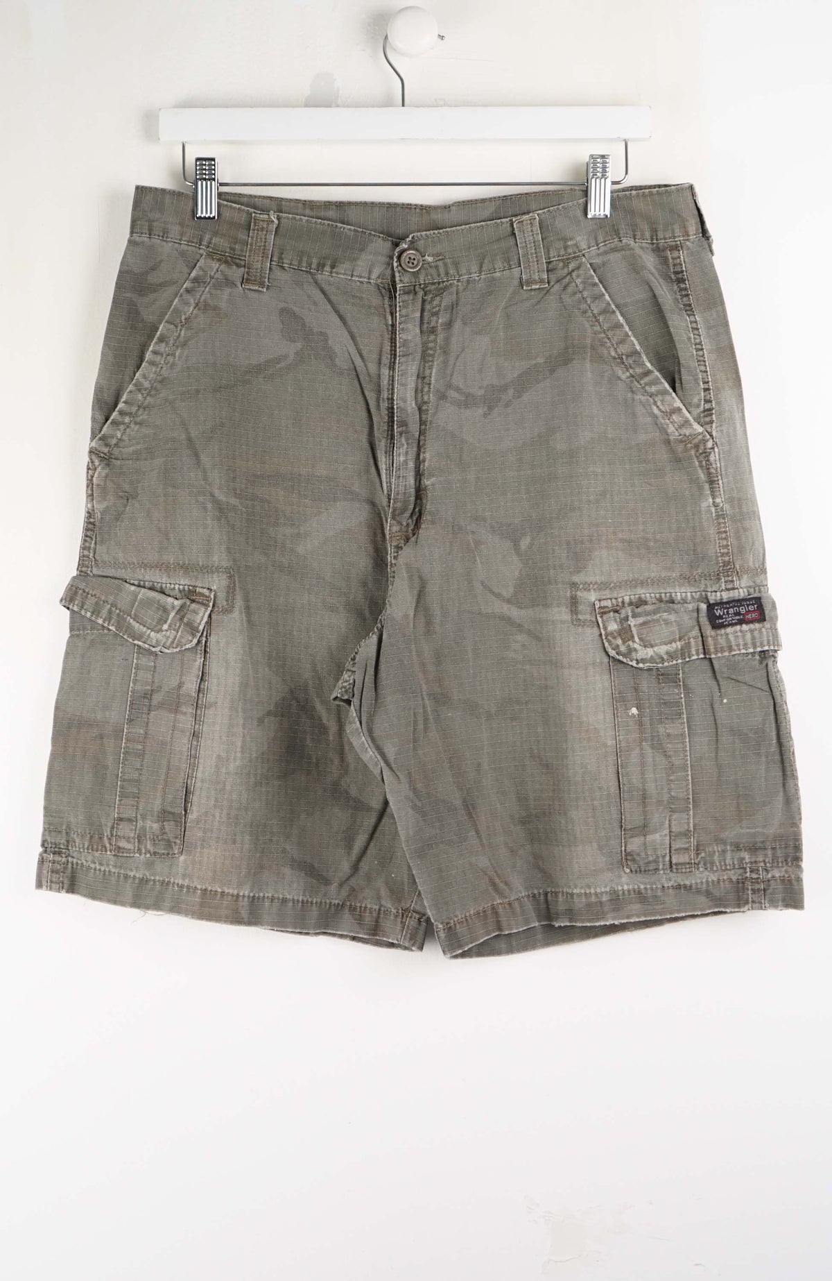 VINTAGE WRANGLER CAMO CARGO SHORTS W34