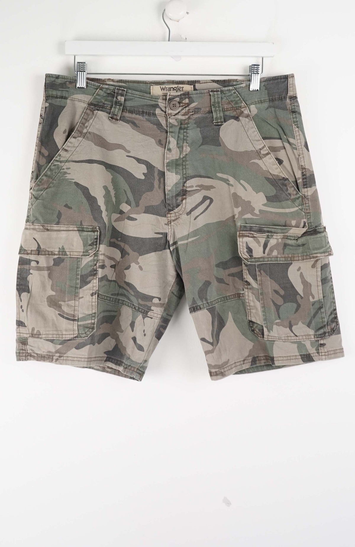 VINTAGE WRANGLER CAMO CARGO SHORTS W35