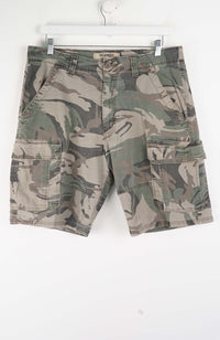 VINTAGE WRANGLER CAMO CARGO SHORTS W35