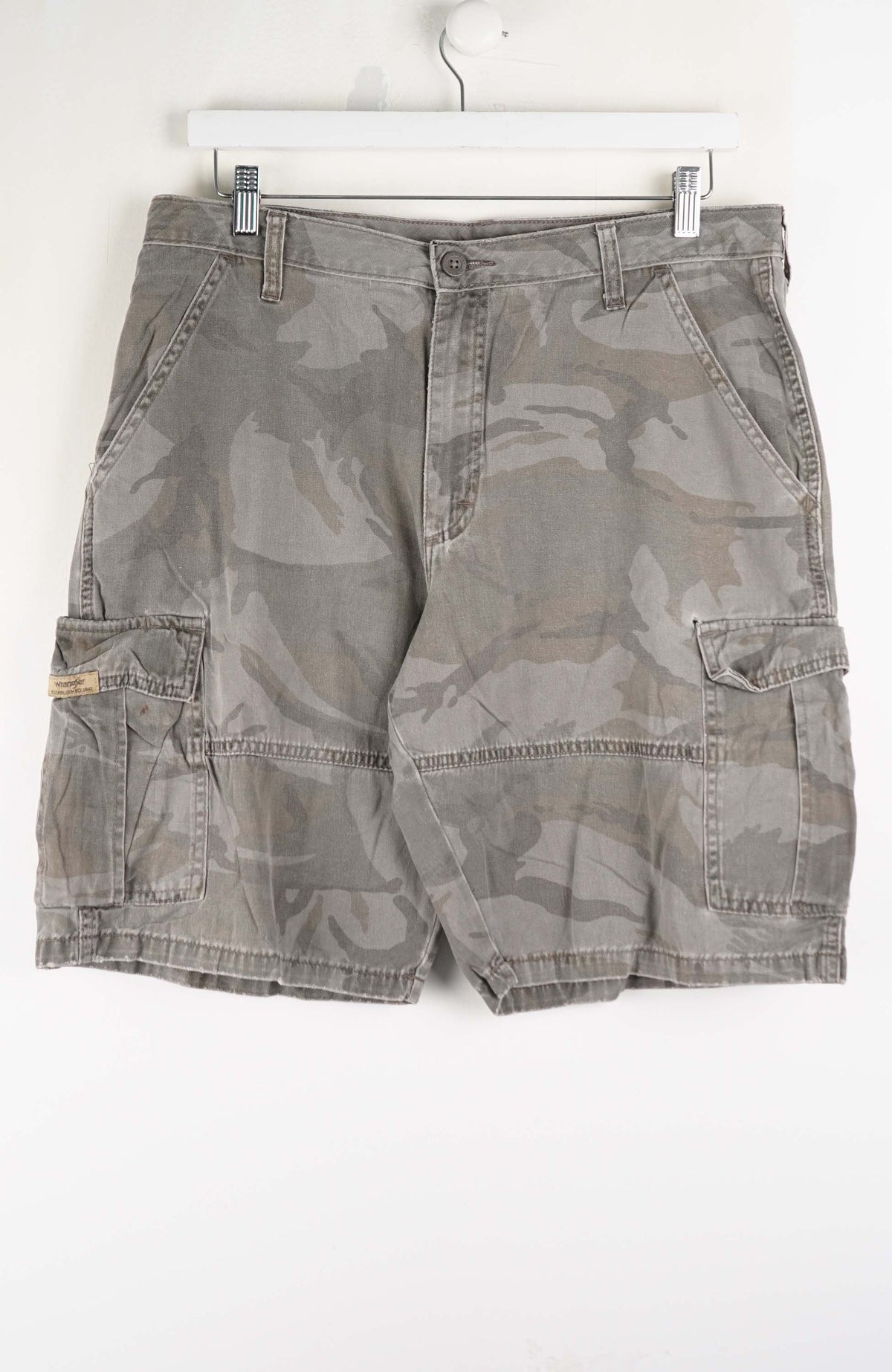 VINTAGE WRANGLER CAMO CARGO SHORTS W35