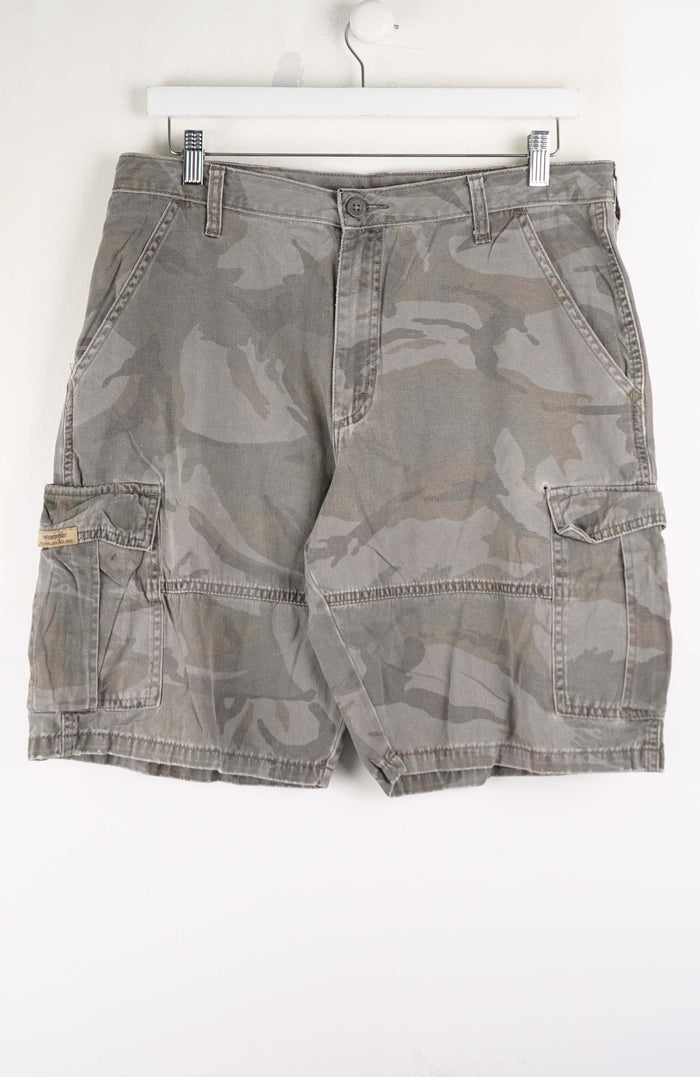 VINTAGE WRANGLER CAMO CARGO SHORTS W35
