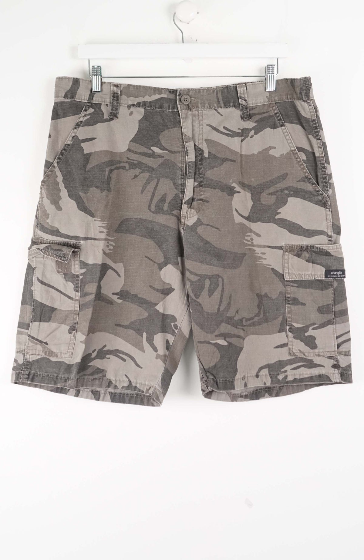 VINTAGE WRANGLER CAMO CARGO SHORTS W36