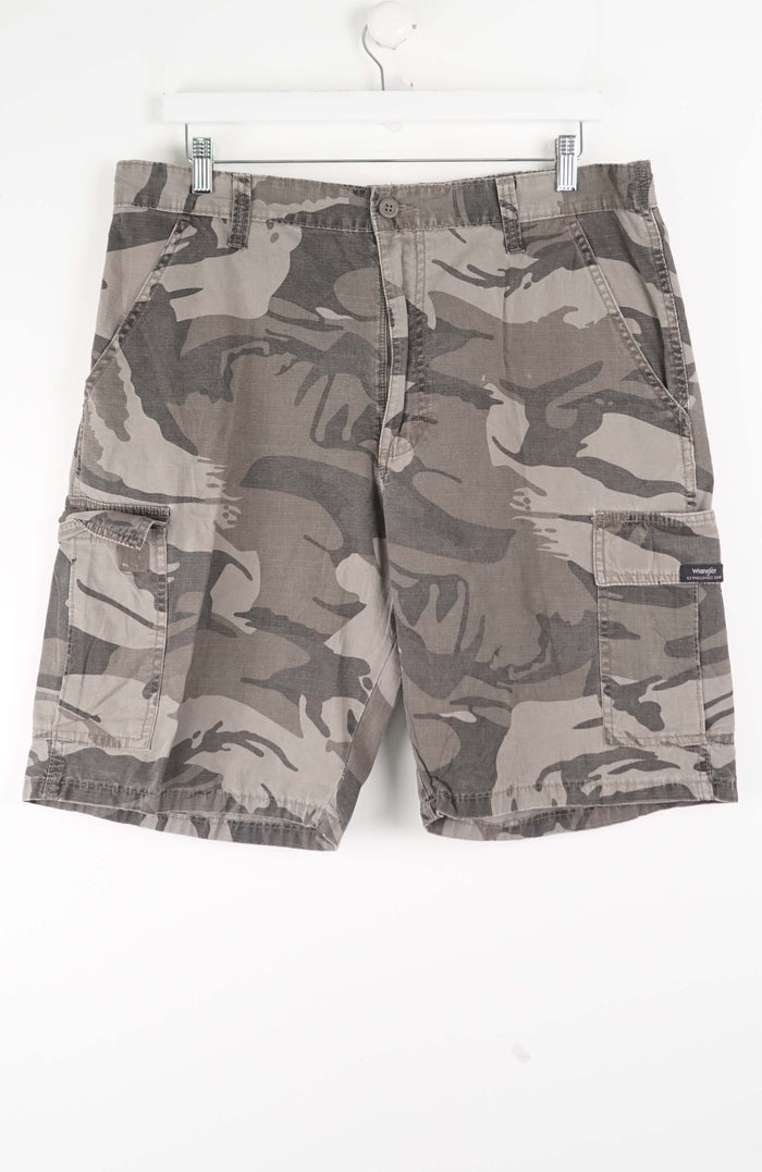 VINTAGE WRANGLER CAMO CARGO SHORTS W36