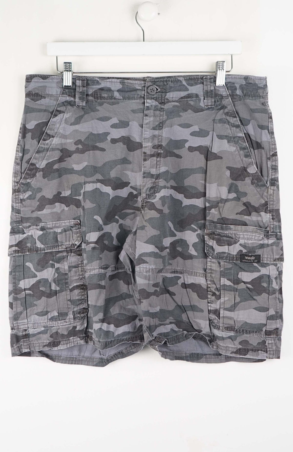 VINTAGE WRANGLER CARGO SHORTS W38
