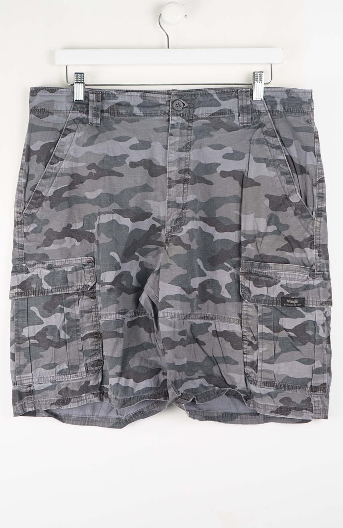 VINTAGE WRANGLER CARGO SHORTS W38