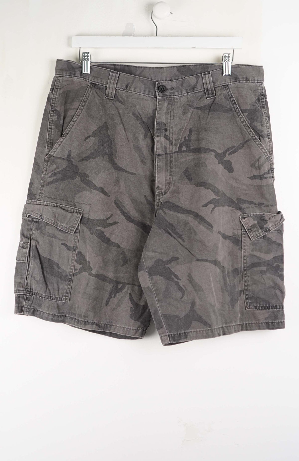VINTAGE WRANGLER CAMO CARGO SHORTS W36