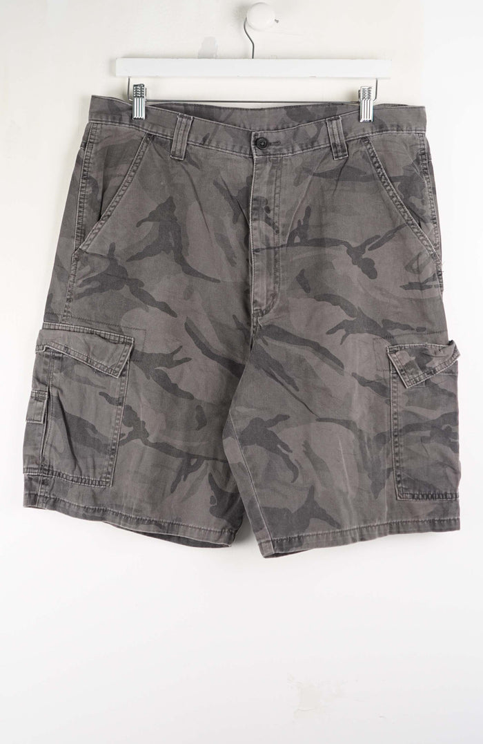 VINTAGE WRANGLER CAMO CARGO SHORTS W36