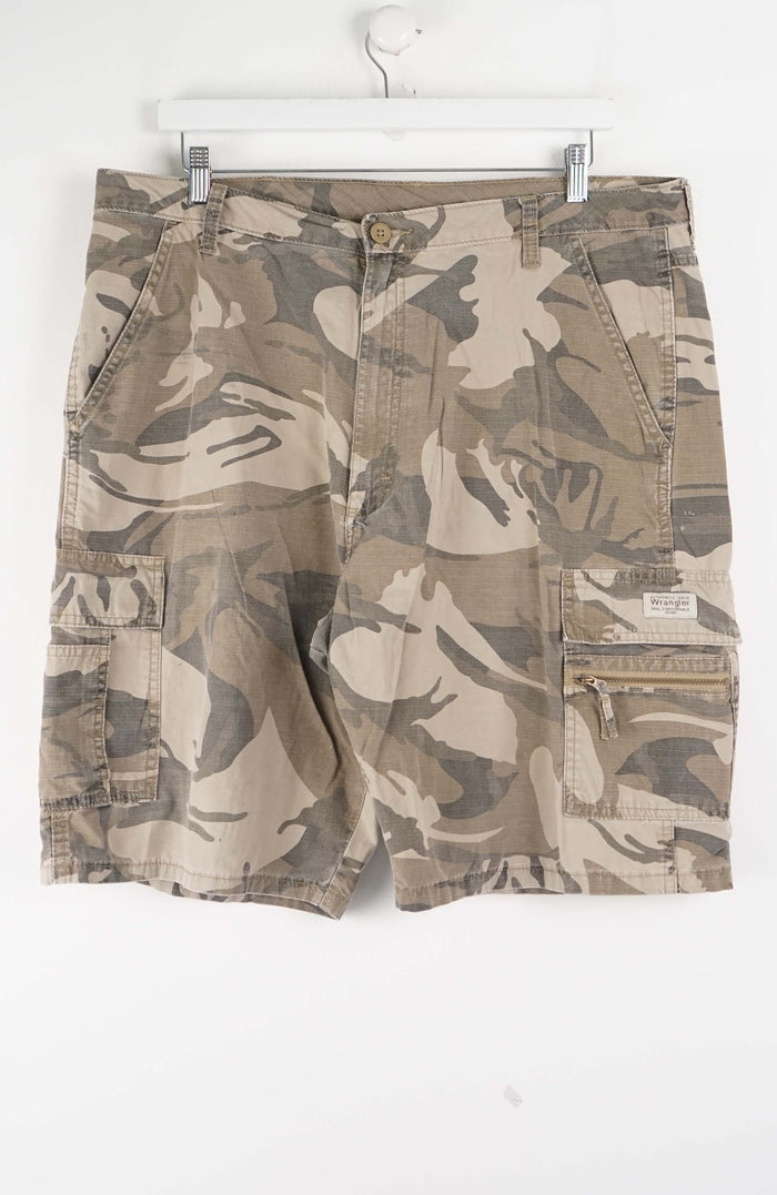 VINTAGE WRANGLER CAMO CARGO SHORTS W38