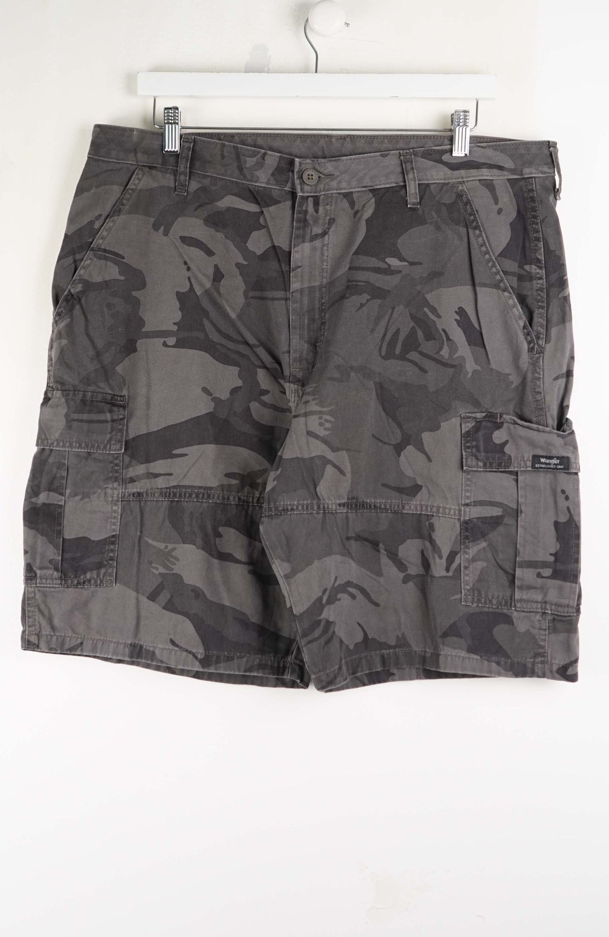 VINTAGE WRANGLER CAMO CARGO SHORTS W38