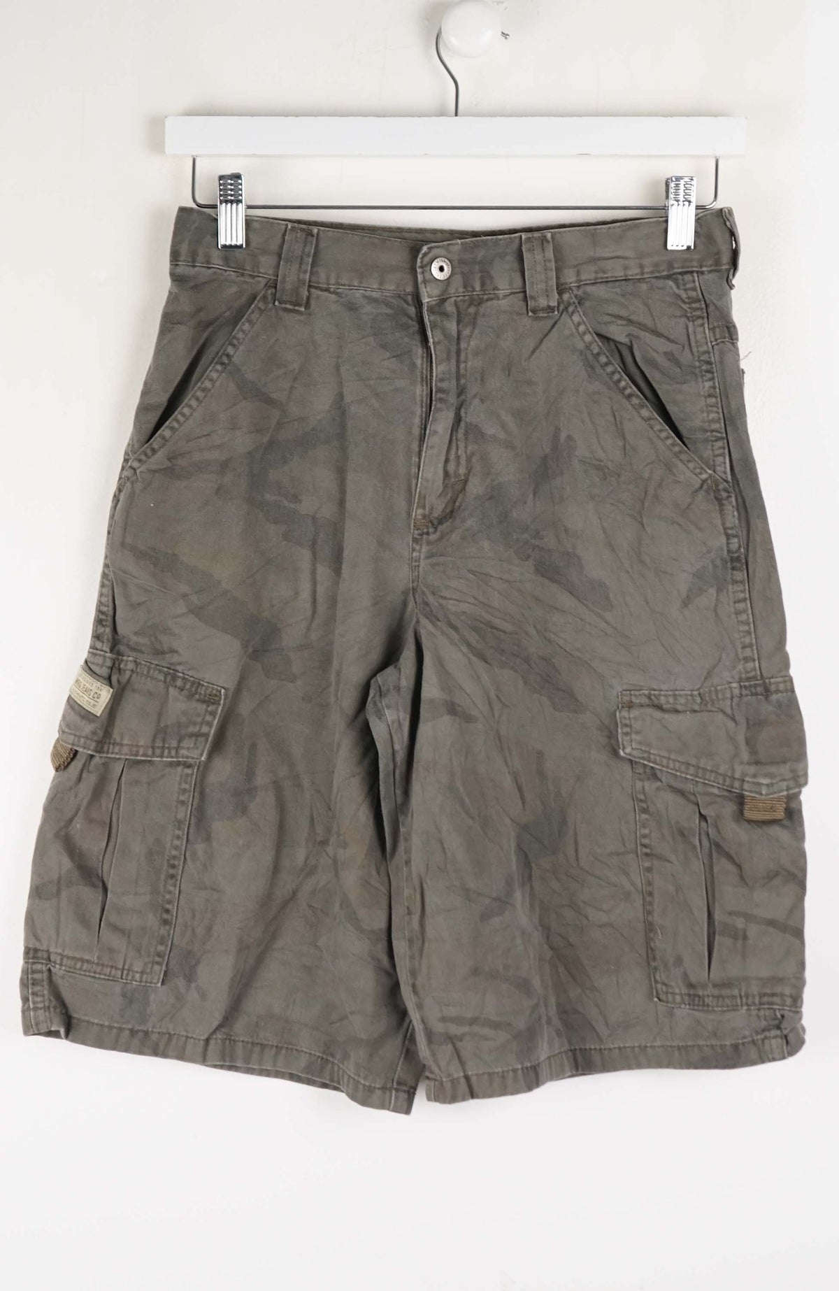 VINTAGE WRANGLER CAMO CARGO SHORTS W28