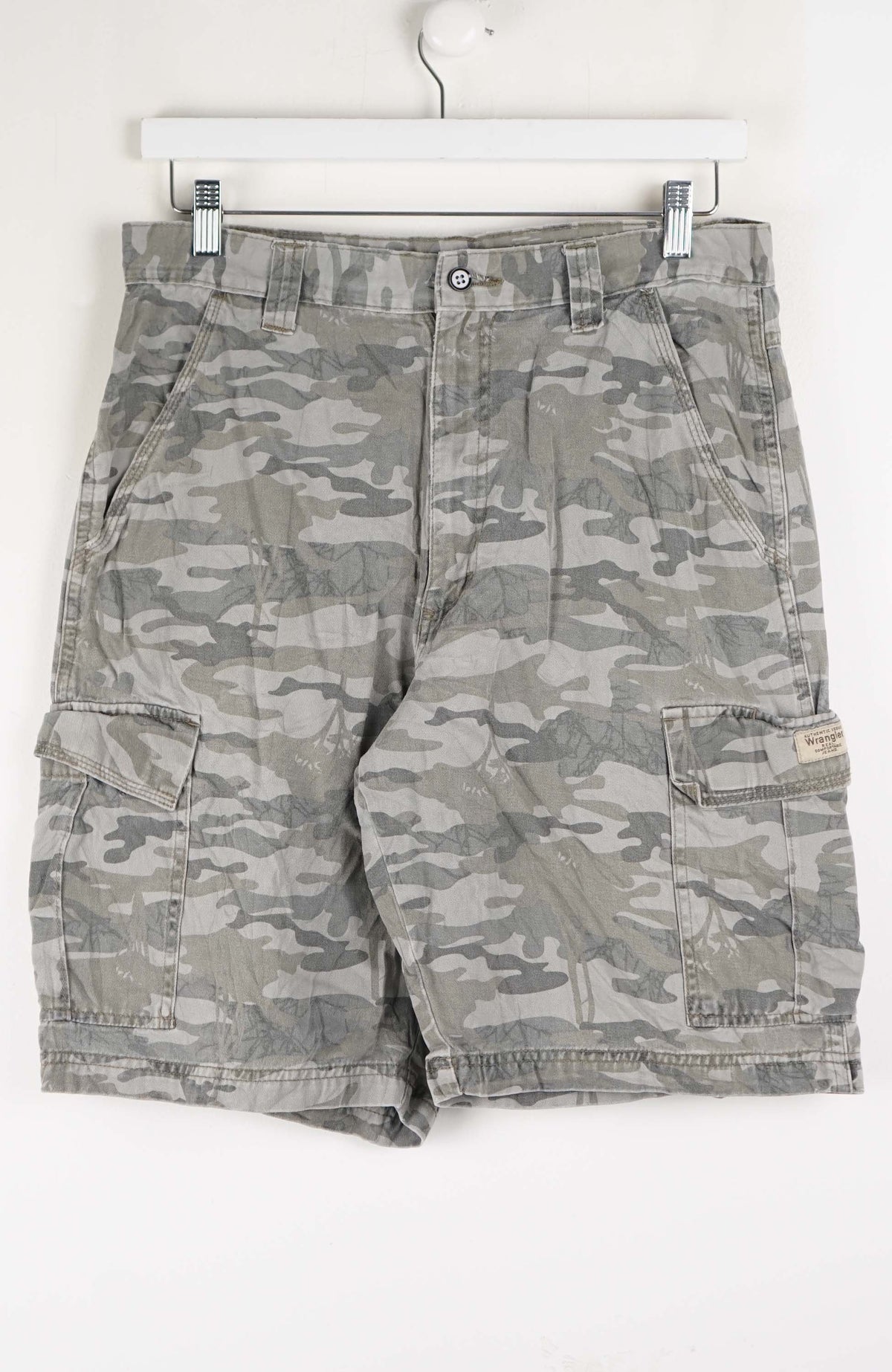 VINTAGE WRANGLER CAMO CARGO SHORTS W32