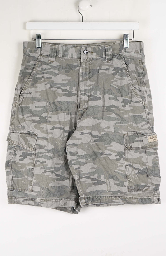 VINTAGE WRANGLER CAMO CARGO SHORTS W32
