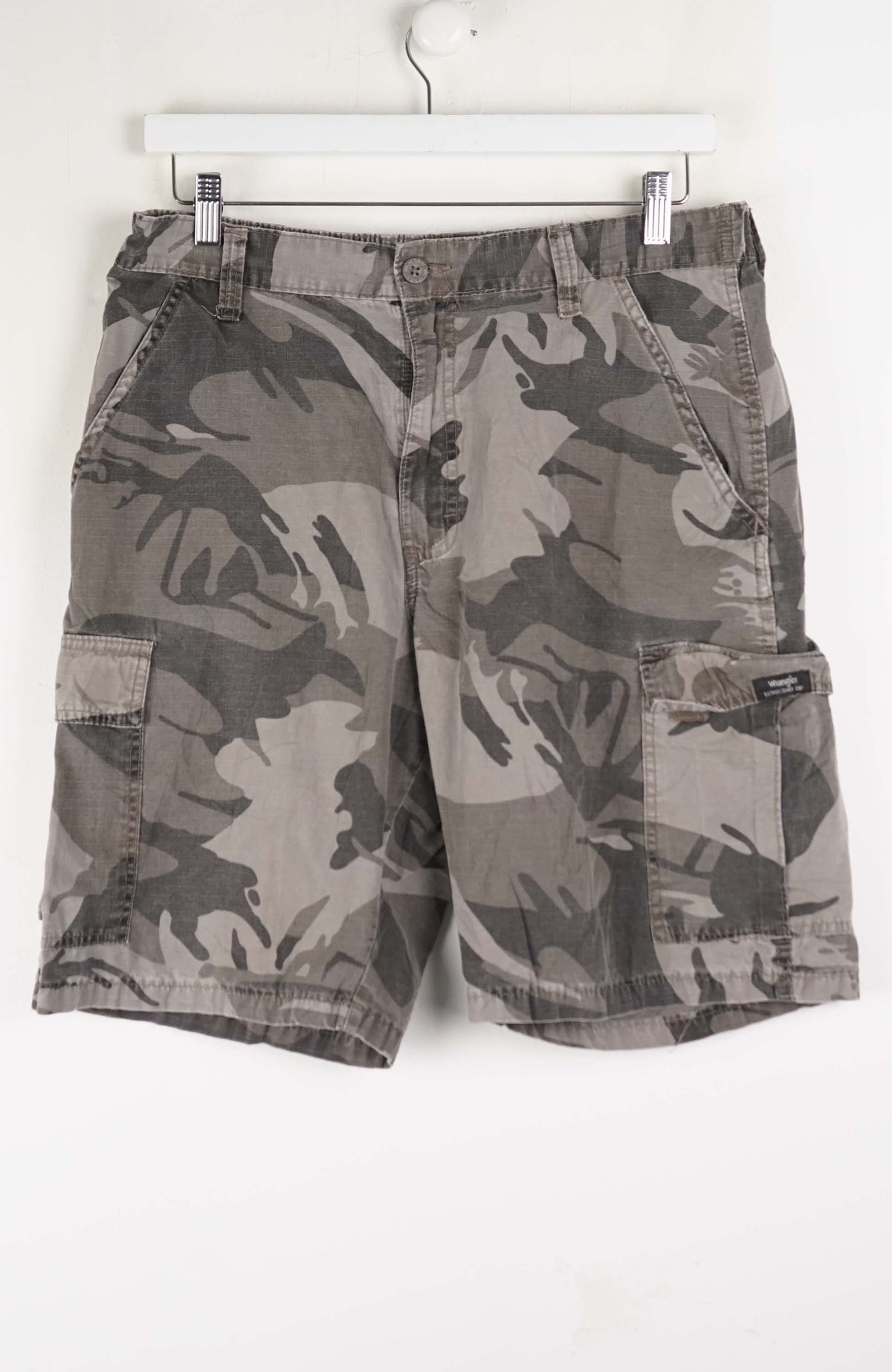 VINTAGE WRANGLER CAMO CARGO SHORTS W32