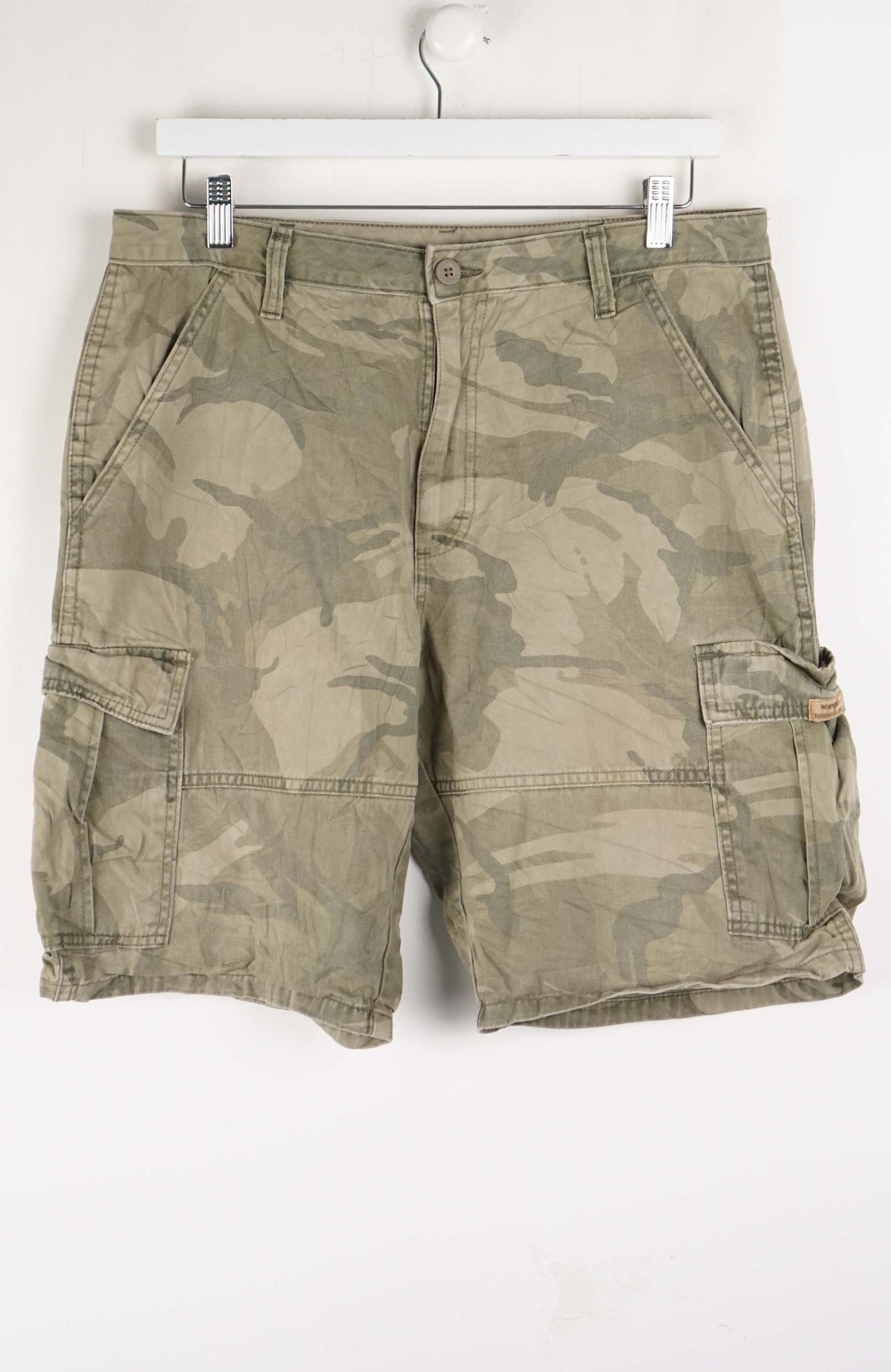 VINTAGE WRANGLER CAMO CARGO SHORTS W34