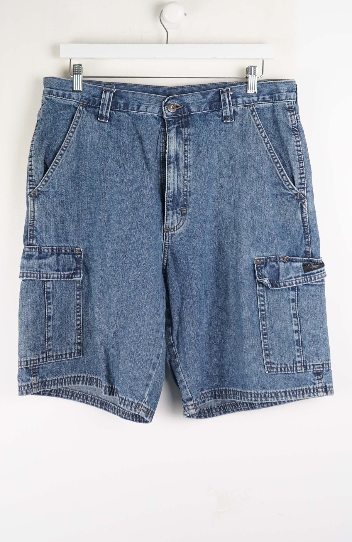 VINTAGE WRANGLER CARGO SHORTS W34