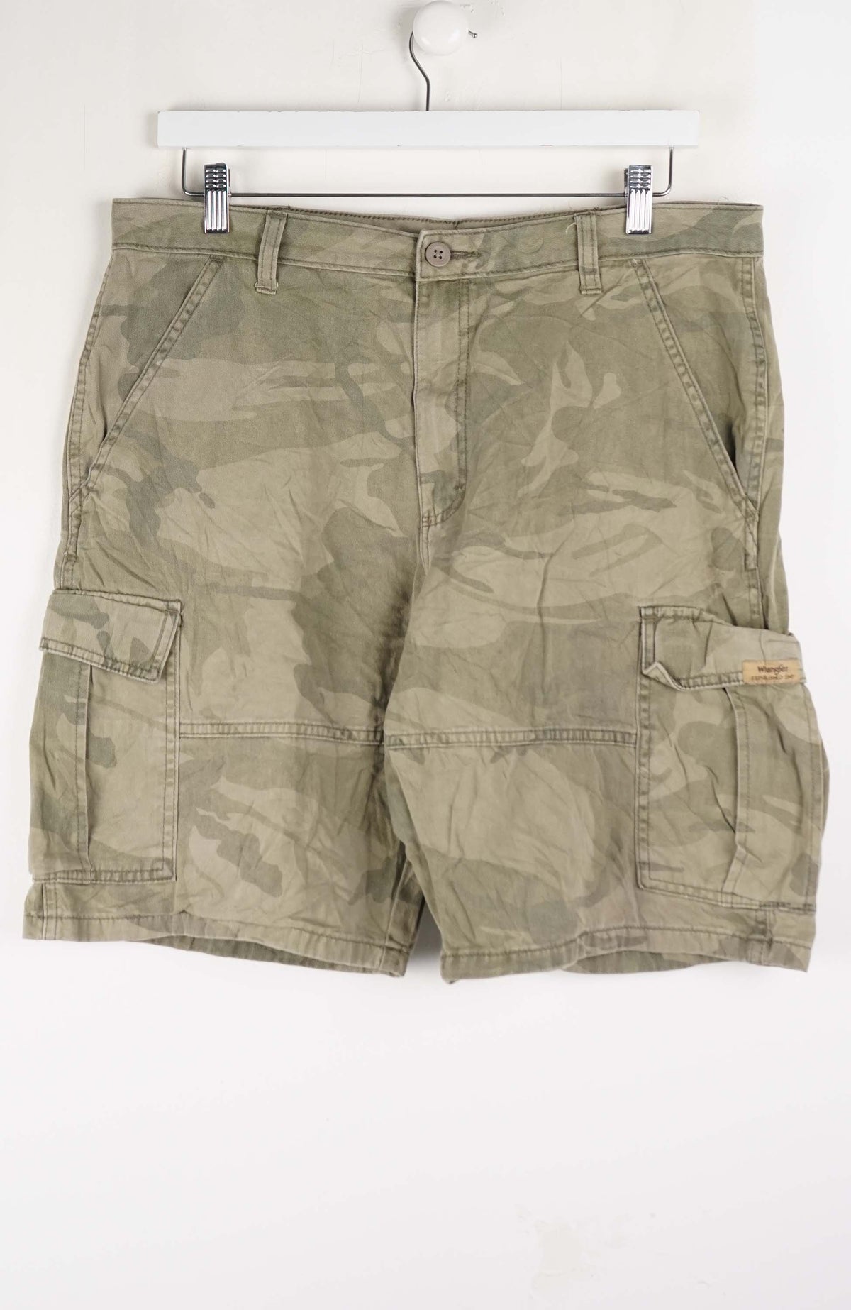 VINTAGE WRANGLER CAMO CARGO SHORTS W35