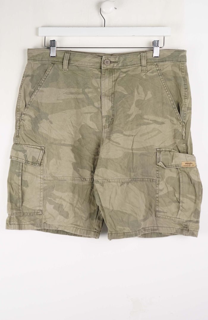 VINTAGE WRANGLER CAMO CARGO SHORTS W35