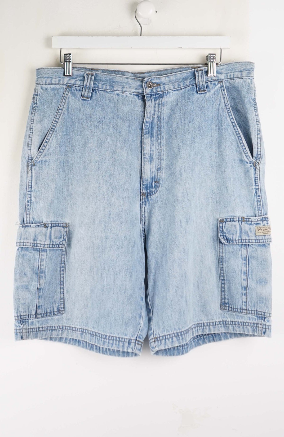 VINTAGE WRANGLER CARGO SHORTS W36