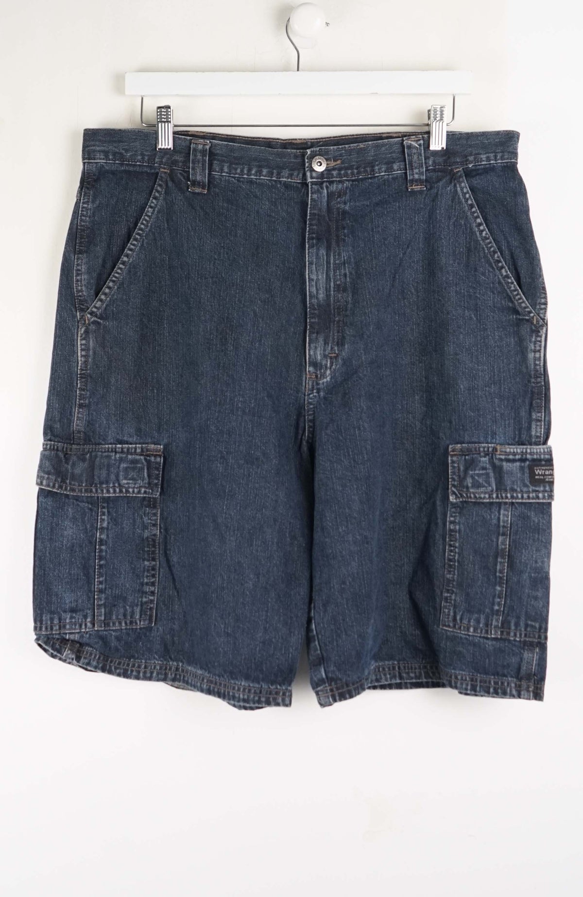 VINTAGE WRANGLER CARGO SHORTS W38
